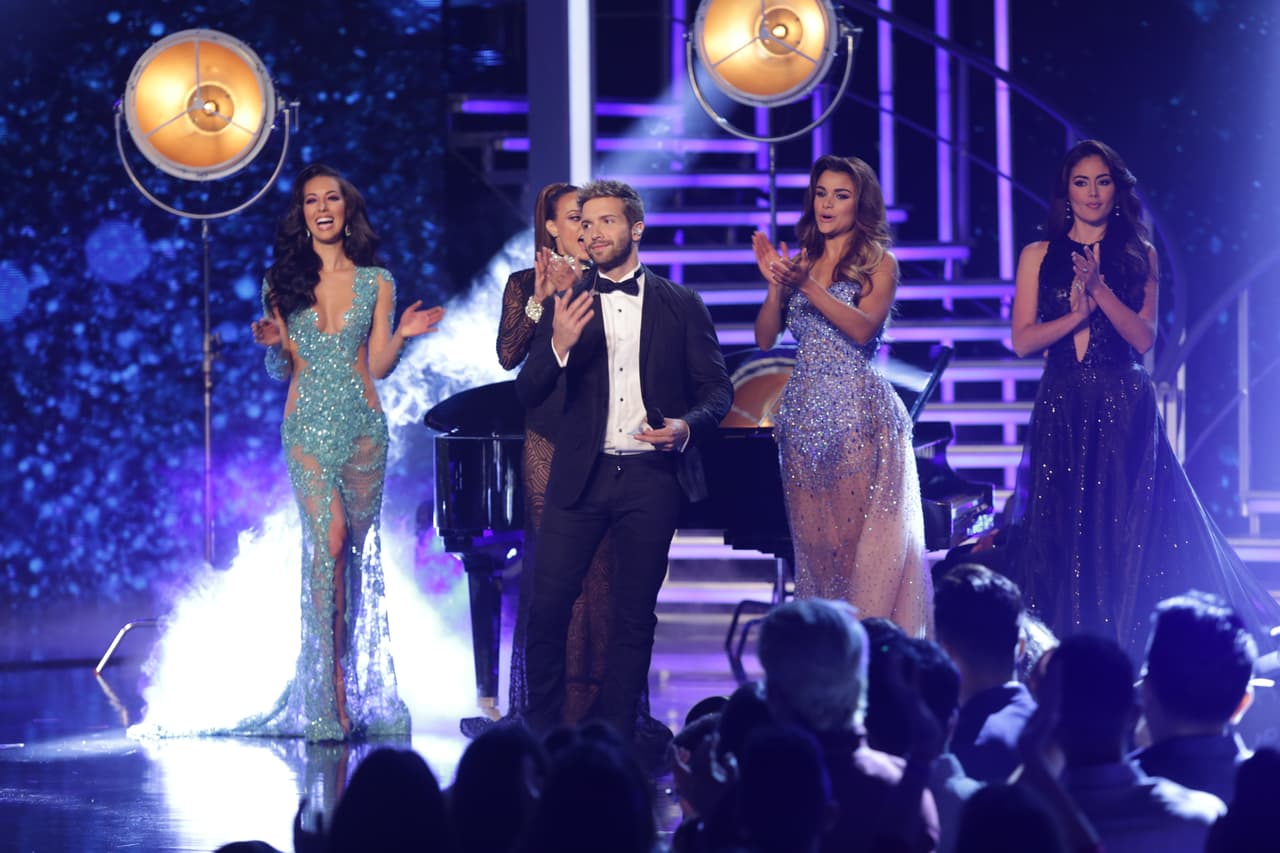 El cantautor español fue parte del desfile en trajes de gala de las finalistas, y se robó todas las miradas y suspiros de las bellas.
