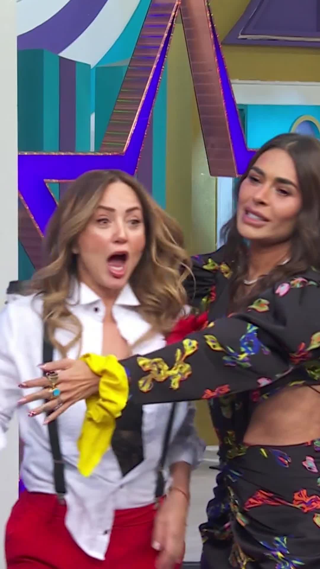 ¡BESO DE TRES! Se le junta el planchado con el lavado a Andrea Legarreta