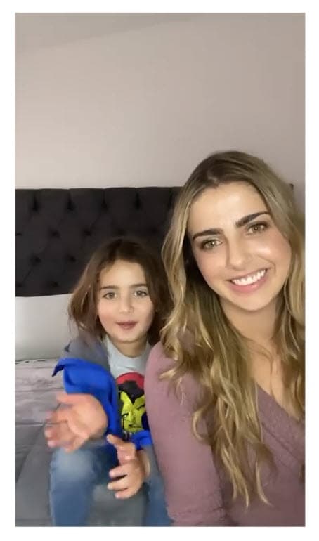 "Hey güera", fue la frase que agregó a la publicación con la que presumió su look.