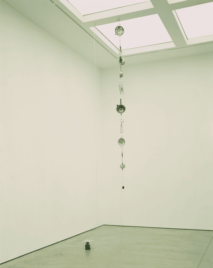 Mona Hatoum "Electrified", 2002 Utensilios de cocina, cable eléctrico, foco y transformador Galería: White Cube Feria: Art Basel Miami Beach