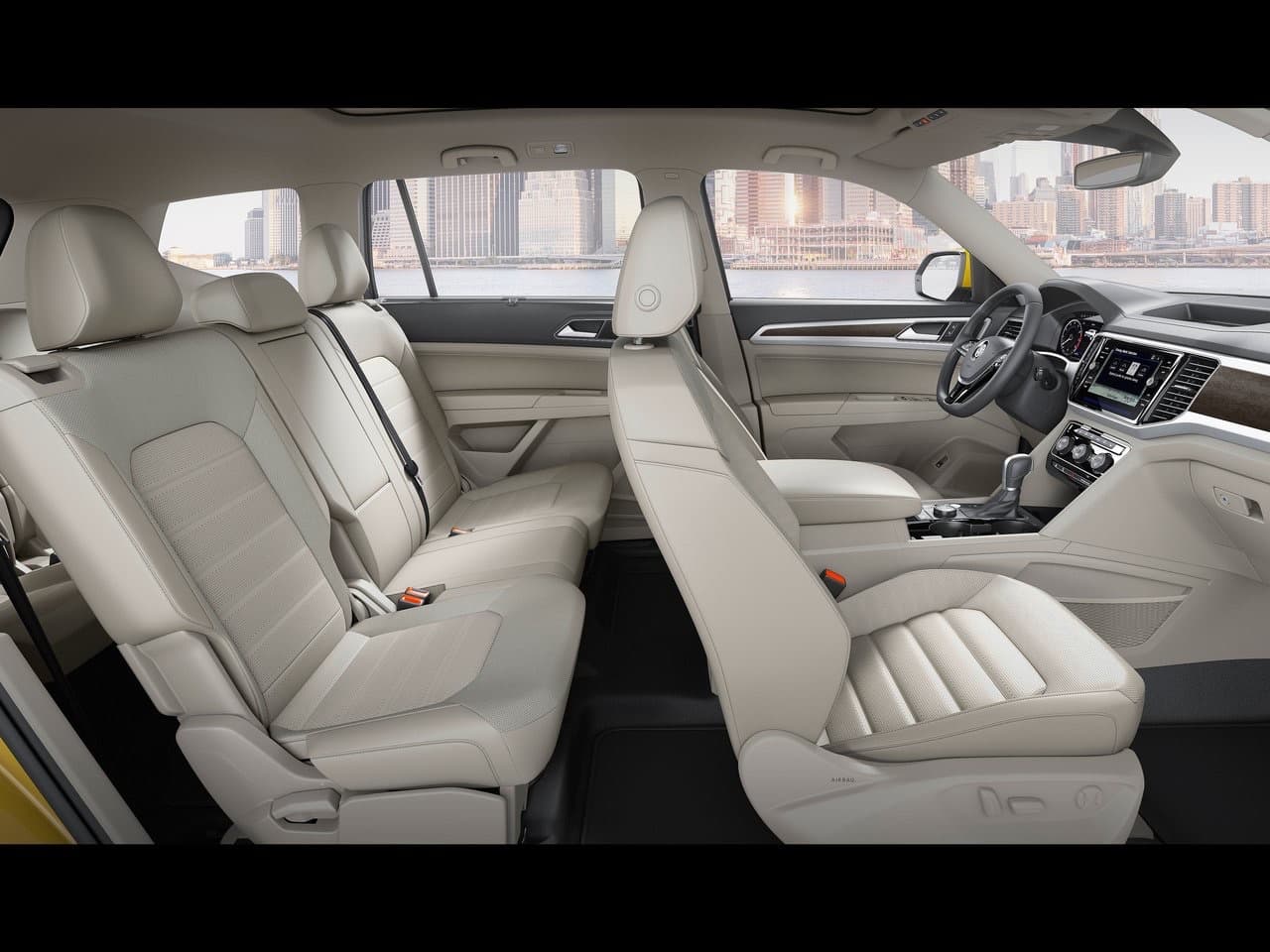 Lo que si le sobra a la Volkswagen Atlas 2018 es espacio, así como maneras y versatilidad para aprovecharlo. La camioneta cuenta con espacio para 7 pasajeros y su equipaje, siempre que no pretendan salir de vieaje por mucho tiempo. 
<br>