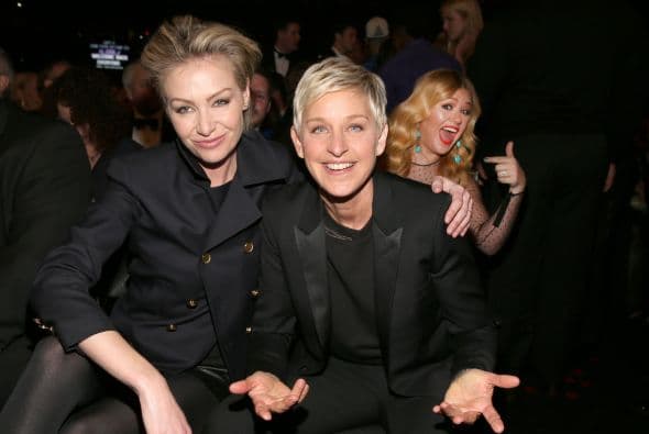Portia di Rossi y Ellen DeGeneres dando su mejor pose, mientras detrás de ellas Más videos de Chismes aquí.