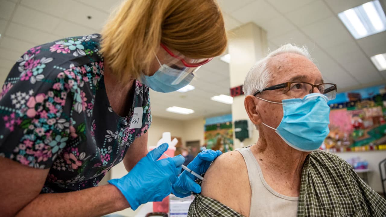 ¿Qué pasa si te da coronavirus antes de que te pongas la segunda dosis de la vacuna? Experto aclara tus dudas