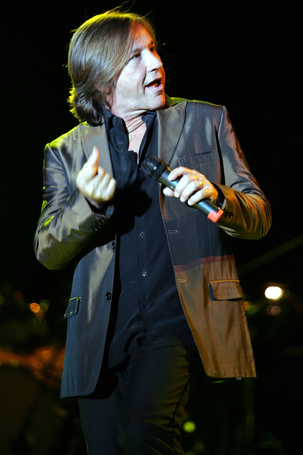 De Venezuela llegó Ricardo Montaner para conquistarnos con sus canciones. 'Tan Enamorados' quedamos de él que ahora no hay playlist romántico que no lo incluya.