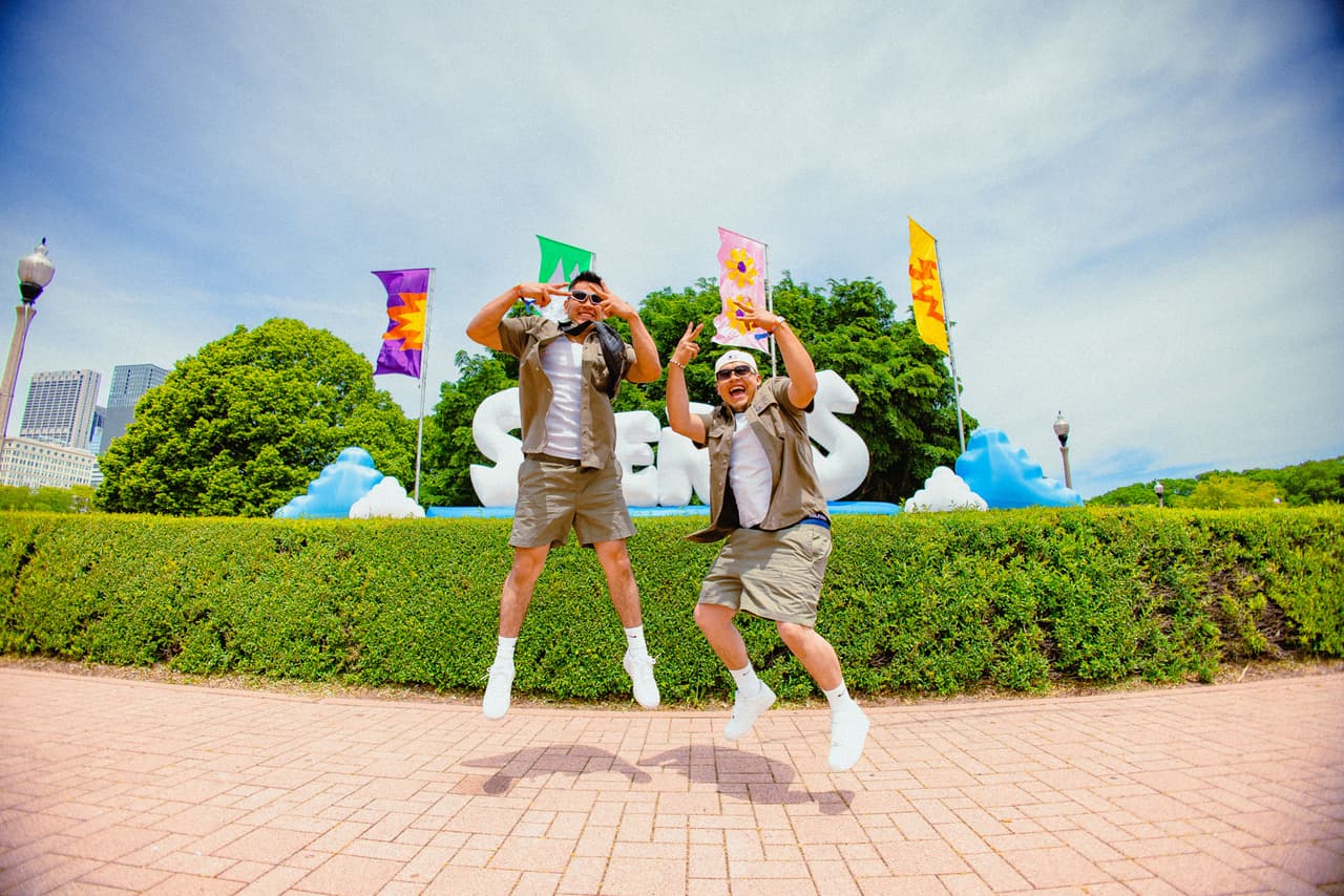 El sol era el complemento perfecto para el ambiente festivo y caluroso de la música latina que hacía retumbar el lugar.
