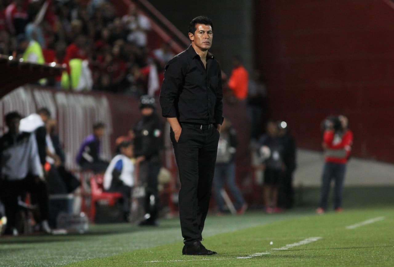 Jorge Almirón, aquel férreo y poderoso mediocampista argentino que tuvo un exitoso paso por México, se ha convertido en un director técnico exitoso después de un largo trajinar en los banquillos.