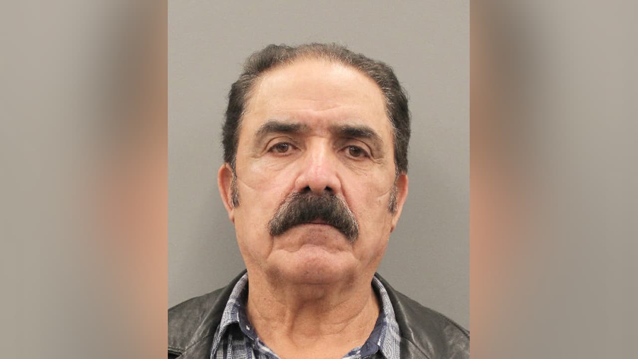 De acuerdo con el portavoz del Departamento de la policía de Houston (HPD), el abuelo de la víctima que mas tarde fue identificado como Javier Villalobos.