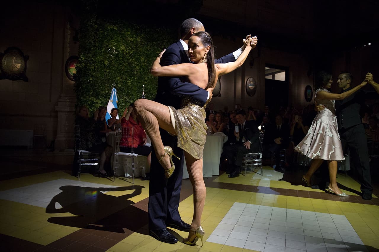 <b>23 de marzo. </b>Los reconocidos bailarines de tango Mora Godoy y José Lugone bailaron con el presidente y la primera dama en la Cena de Estado ofrecida por el mandatario Mauricio Macri y Juliana Awada (su esposa) en Buenos Aires, Argentina.