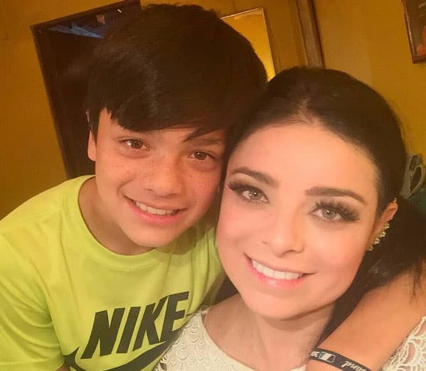 Ellos parecen hermanos, sin embargo son madre e hijo. Violeta Isfel tuvo a Omar cuando tenía tan sólo 18 años.