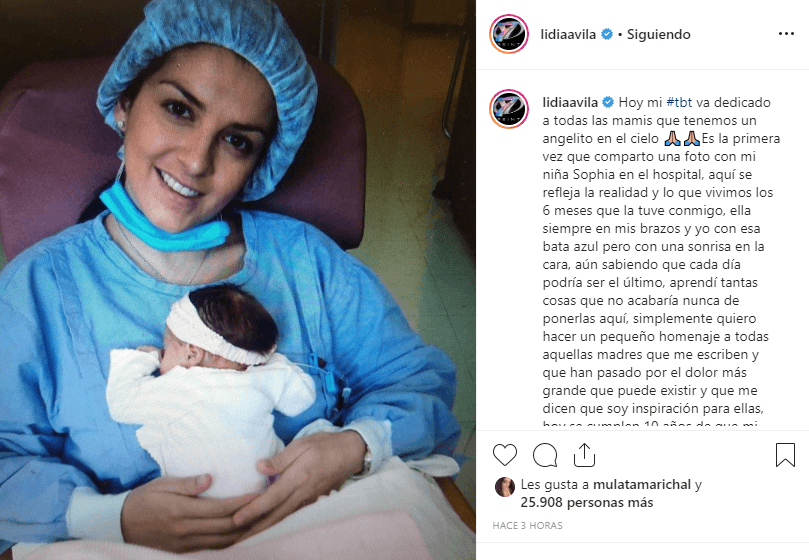 “Hoy mi TBT (Throwback Thursday) va dedicado a todas las mamis que tenemos un angelito en el cielo”, dice el inicio del mensaje de la publicación, donde compartió una imagen de ella cargando a la bebé en el hospital.