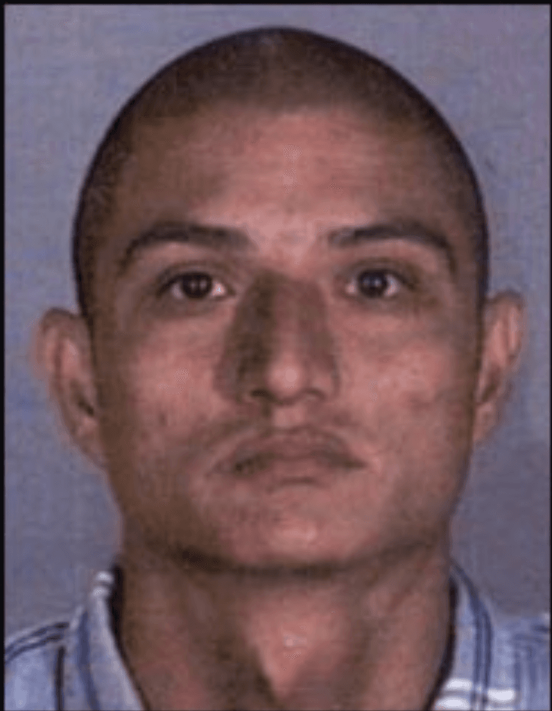 <a href="https://www.lapdonline.org/top_ten_most_wanted/most_wanted_view/24353" target="_blank">Rubén Villa</a> es buscado por asesinar a una persona el 14 de octubre de 2005, la víctima fue confrontada en su vehículo por el sospechoso, quien le disparó varias veces. Para el momento del crimen Villa estaba en libertad condicional.