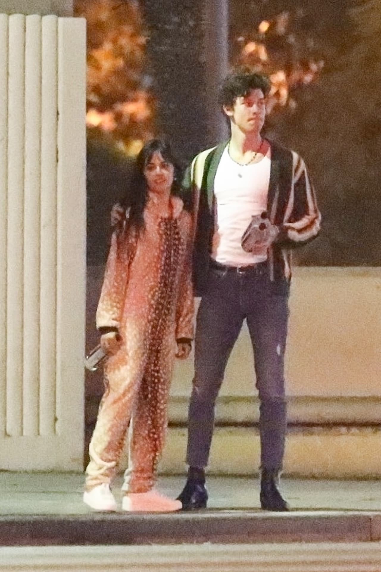 "Durante 'I know what you did last summer' realmente me uní a él como algo 
<b><a href="https://www.univision.com/famosos/recuerdas-cuando-me-soltaste-camila-cabello-le-echa-en-cara-a-shawn-mendes-la-vez-que-la-dejo-caer-video" target="_blank">más que una amiga</a></b>. Creo que él también lo hizo, pero los dos éramos muy jóvenes, y él estaba experimentando las presiones de su carrera", dijo Cabello.