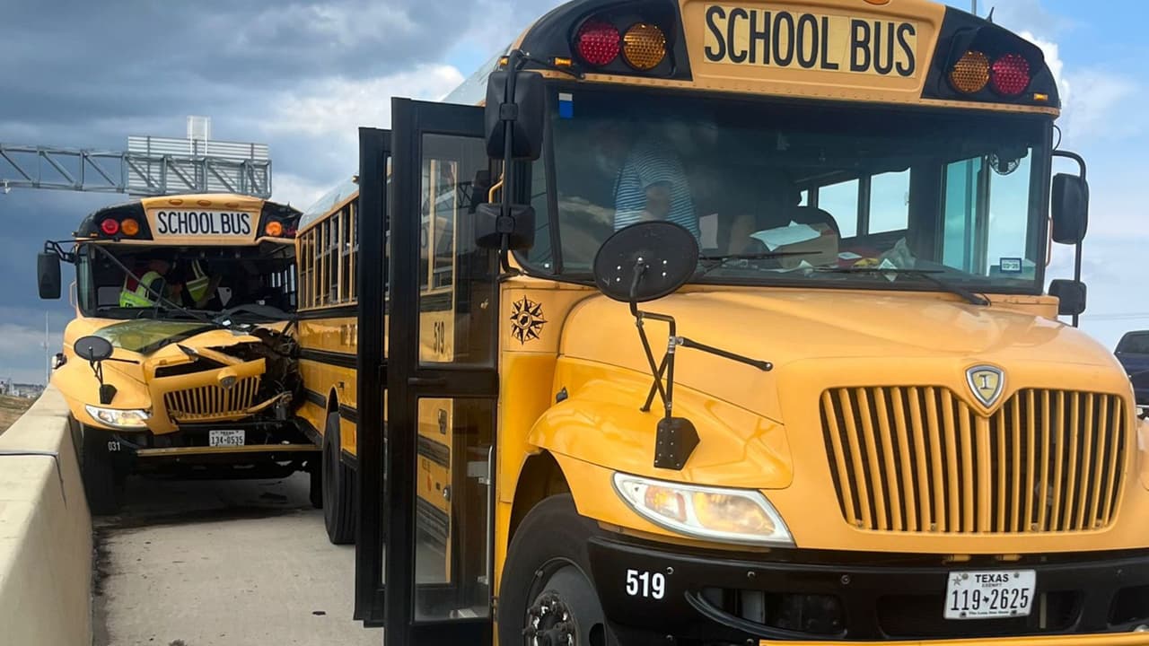 Chocan 2 autobuses escolares en San Antonio con 66 alumnos abordo