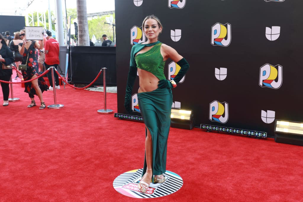 <b>Yohana Vargas </b>dejó al descubierto su trabajado abdomen con su vestido verde.