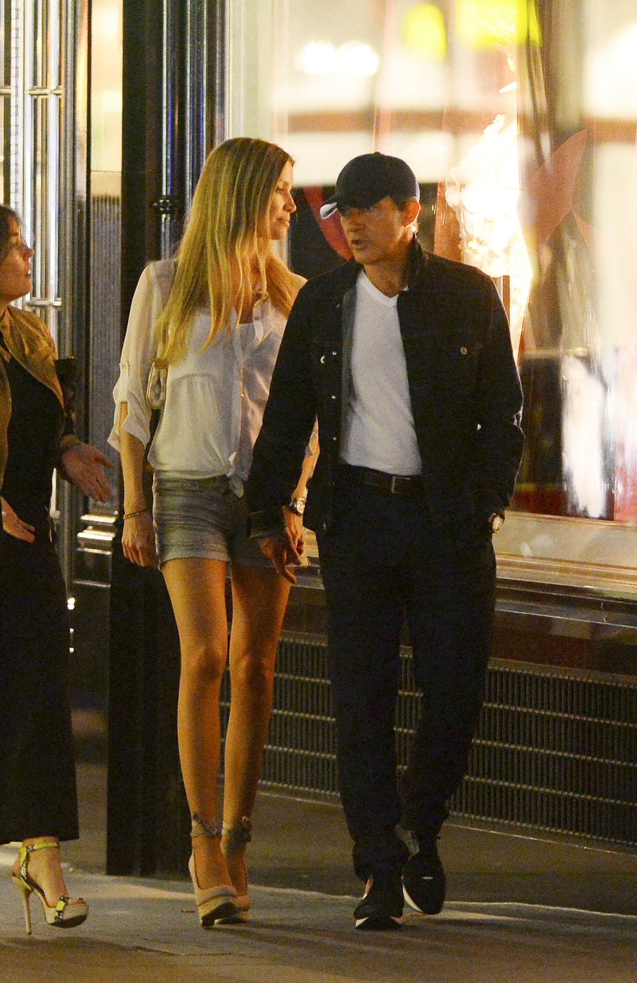 Nicole se detuvo en algunas vitrinas a observar lo último en moda.