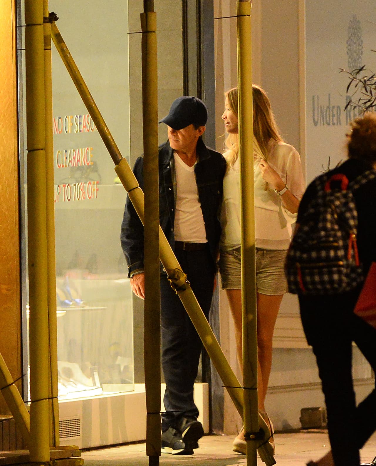 Antonio contempló algunas galerías de arte.