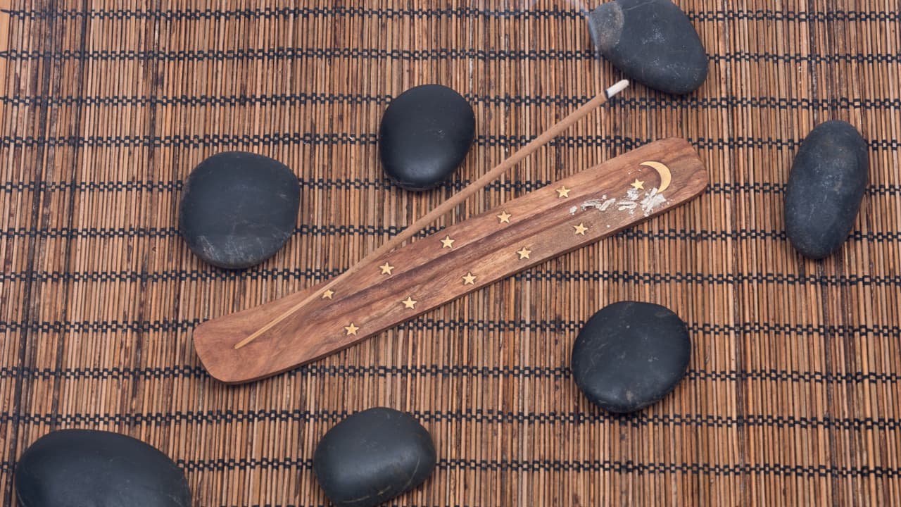 Muchas culturas queman incienso para purificar su hogar y hacer que sus plegarias lleguen al cielo. Quema un poco de incienso para alejar las malas vibras y purificar la energía. Pueden ser de sándalo o mirra para mejor efecto.