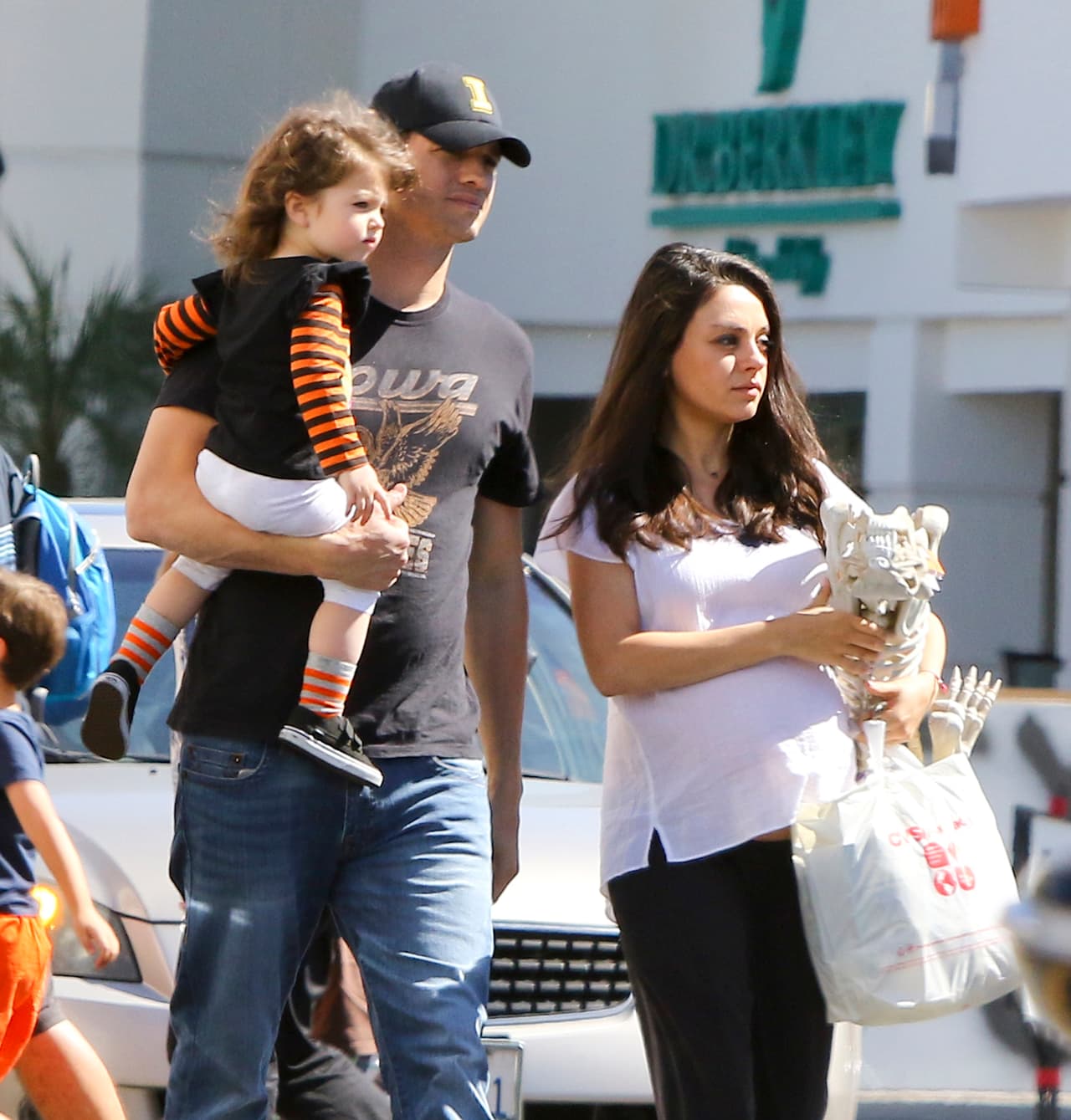 Ya queremos ver a esta hermosa familia pidiendo dulces y haciendo travesuras.