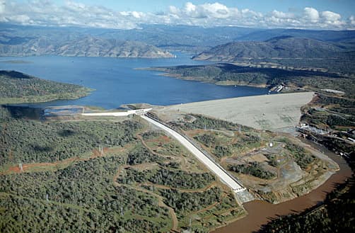 Aspecto del lago Oroville tras las lluvias de El Niño en California