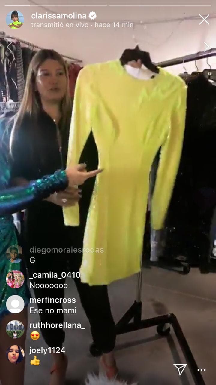 Se trata de un mini vestido amarillo neón, también de manga larga. La conductora dijo que probablemente lo use para la alfombra previa al show.