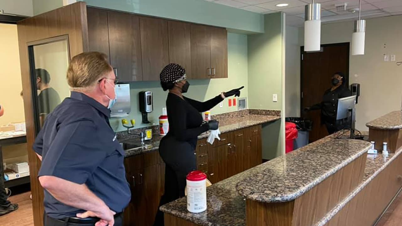 Para recibir infusiones de anticuerpos monoclonales, deben haber pasado menos de 10 días desde el inicio de los síntomas o la prueba positiva de coronavirus, estar en riesgo de enfermedades graves debido a condiciones de salud subyacentes. Se ha demostrado que las infusiones reducen drásticamente los síntomas y las hospitalizaciones de quienes califican y reciben el tratamiento, indicó el juez Keough.