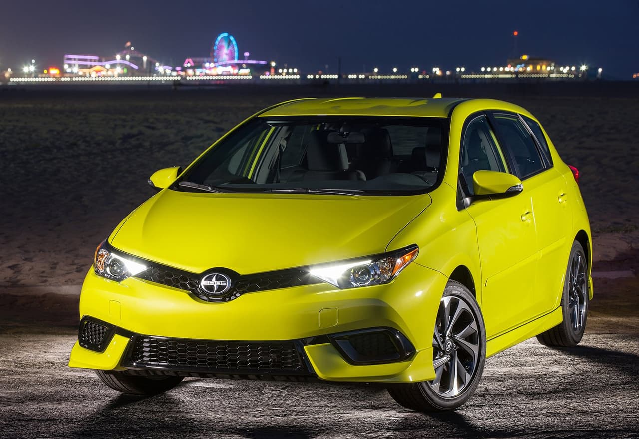 7 - Scion iM 2016: Desembolsando 287 dólares mensuales se accede a vehículo que, a pesar de pertenecer a una marca que Toyota ha decidido discontinuar, ofrece interesantes prestaciones. Este hachback compacto basado en el Corolla dispone de un motor DOHC de 1.8 litros y agrega llantas de aleación de 17 pulgadas como estándar, entre otros detalles.