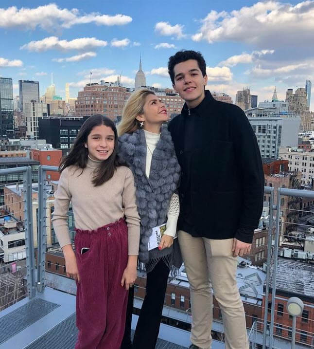 Aunque sus hijos más grandes volaron para seguir estudiando, la actriz todavía disfruta de la presencia de su hija María Itatí, de 12 años. "María Itatí es un ángel para nosotros y nos vino a llenar la vida de alegría, yo me reflejo en ella y la amo tanto. Ser madre es la mejor experiencia, es poder ver a Dios en este mundo", reflexionó.