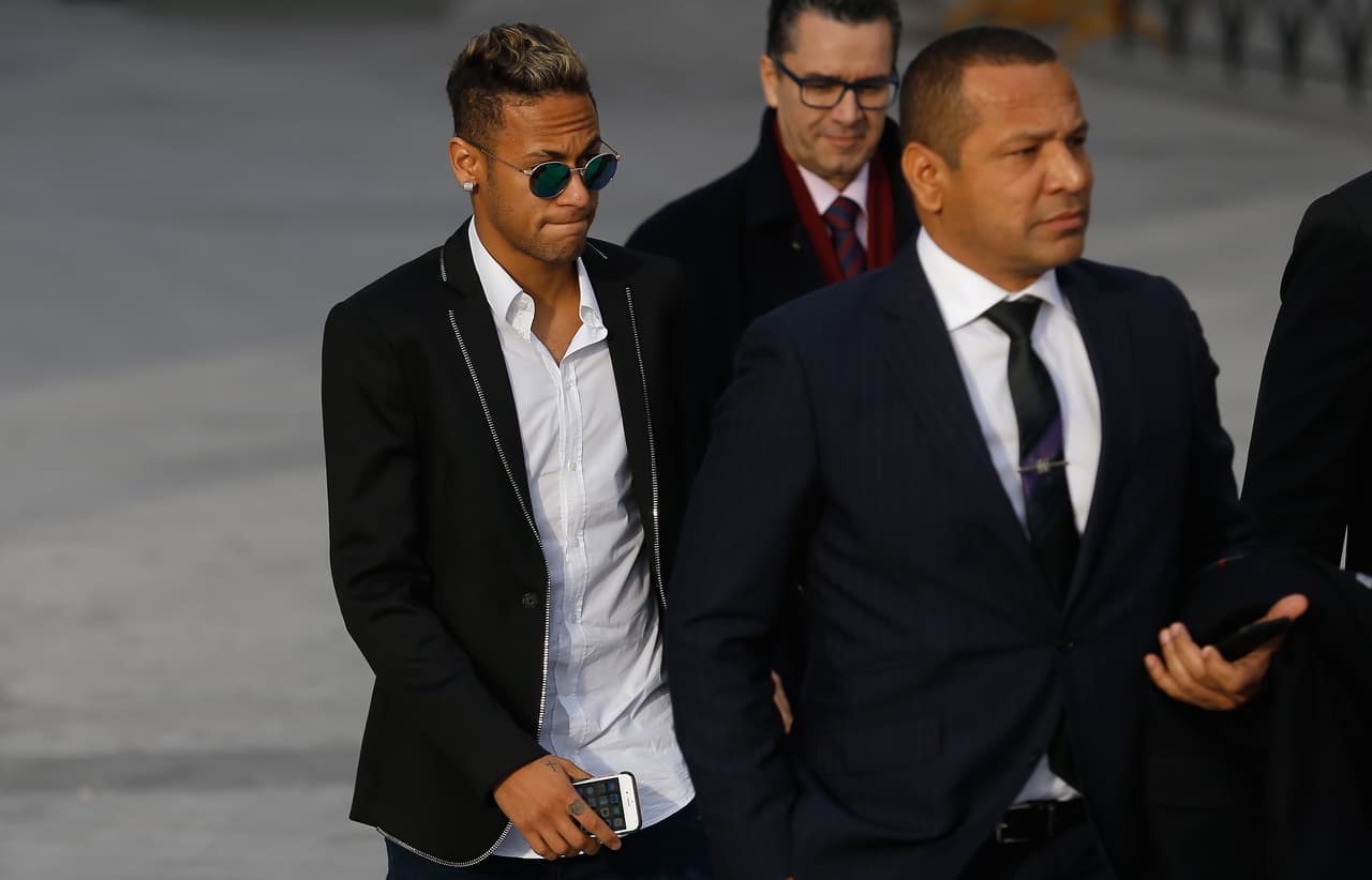 Neymar y su padre ya comparecen en audiencia por presunta estafa