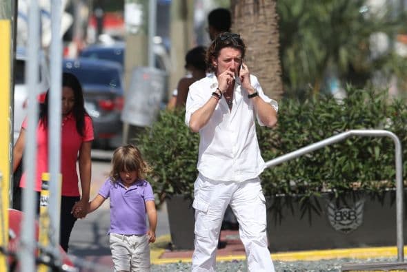 Andrea caminó detrás de su papá tomado de la mano de su nana.