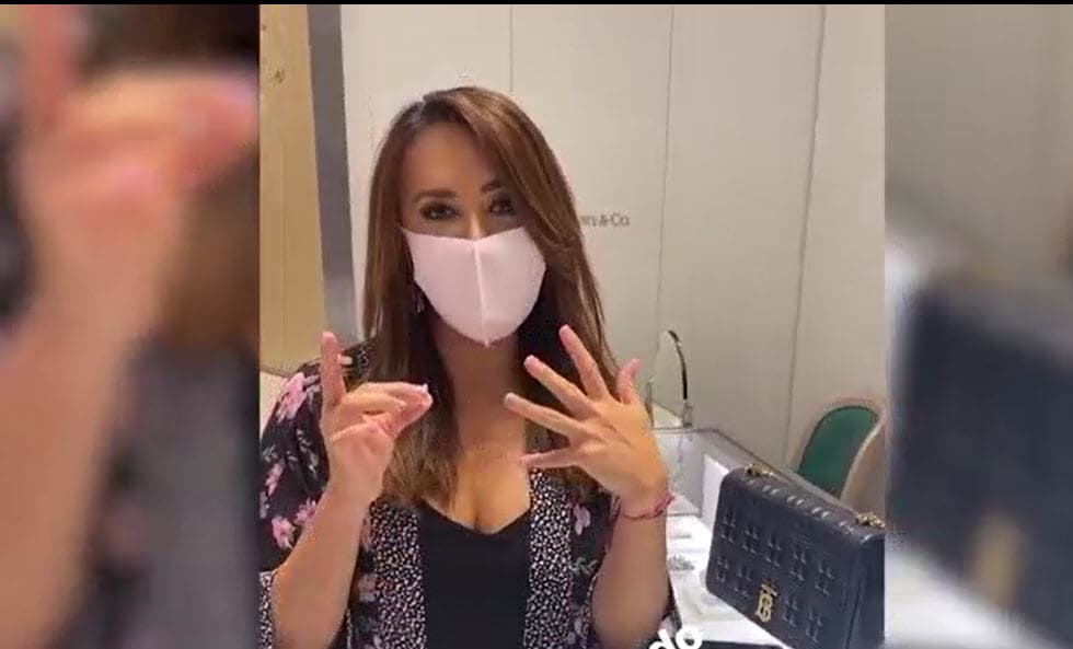 Le quedó grande: 
<b><a href="https://www.univision.com/shows/el-gordo-y-la-flaca/que-hago-diganme-tanya-charry-implora-ayuda-al-enfrentar-un-problema-con-su-anillo-de-compromiso-video" target="_blank">"¿Qué hago?, díganme"</a></b>, dijo en un clip en sus historias mientras en la joyería le explicaban que debía dejar la joya unos días para que fuera ajustada.