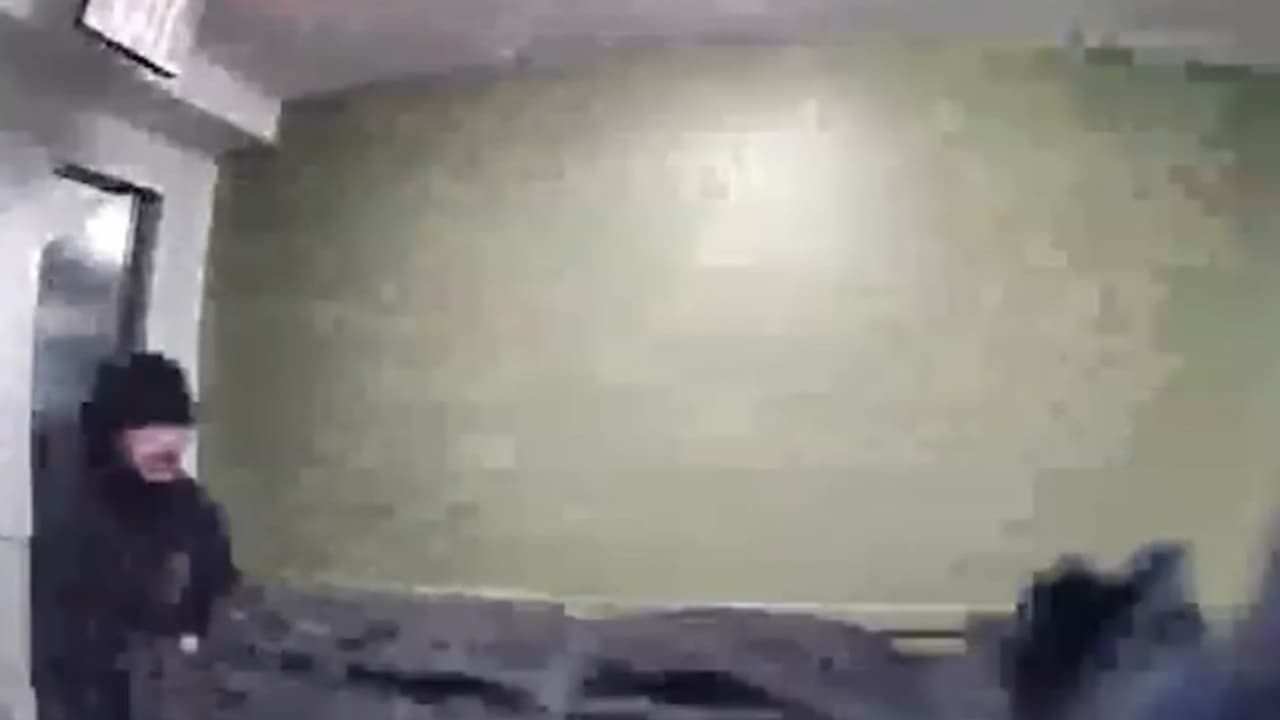 Una cámara de seguridad instalada en el edificio captó 
<b>el momento en que funcionarios de la medicatura forense se llevan el cadáver de la puertorriqueña</b>. Sin embargo, su cuerpo no estaba solo cuando llegó la Policía.