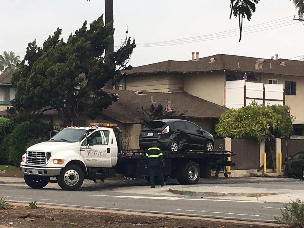 Dos personas murieron y una más terminó herida en un accidente que habría ocasionado una carrera ilegal de autos en Anaheim, California, el sábado 10 de diciembre de 2016.