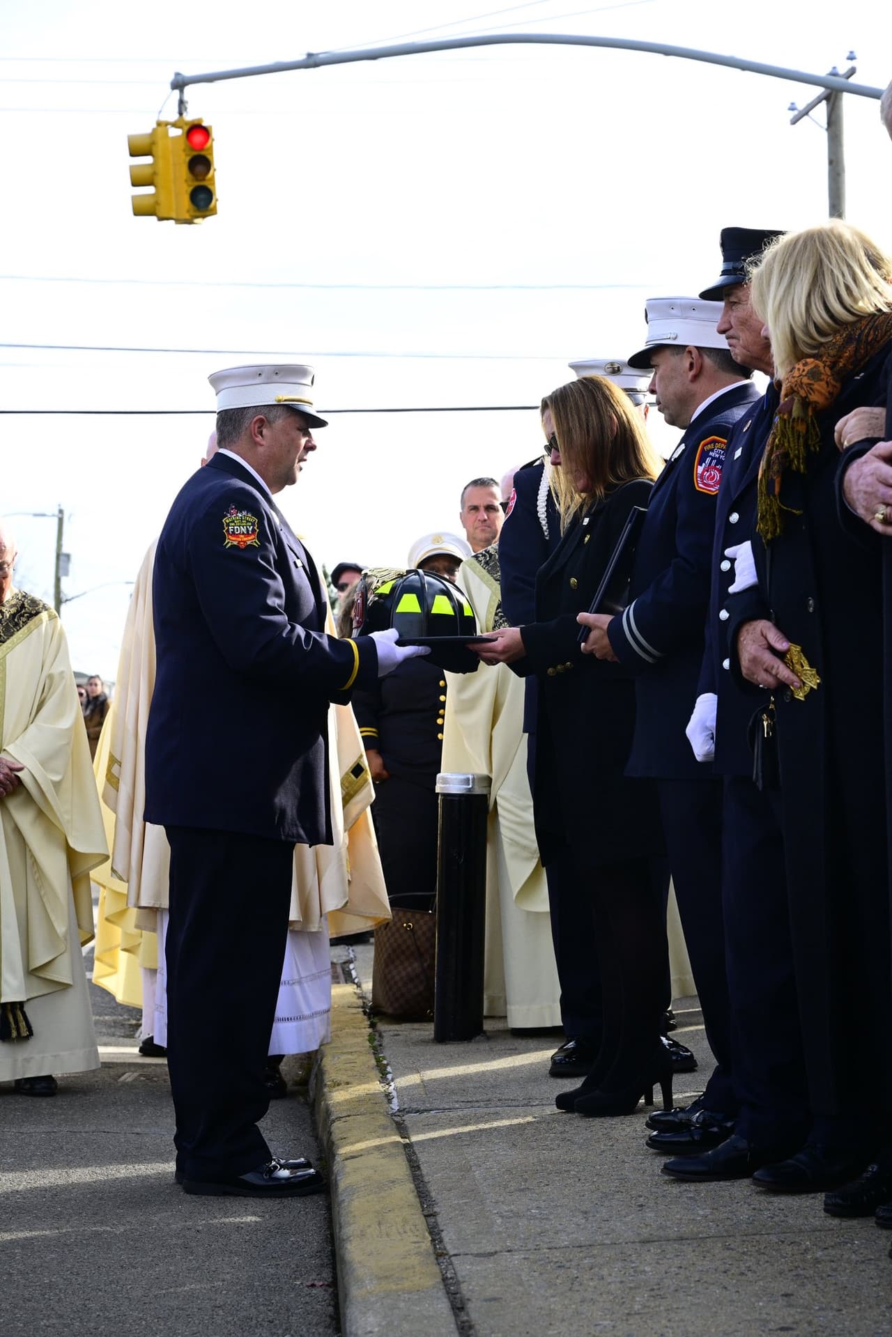 El vicealcalde Randy Mastro, en representación del alcalde Eric Adams, destacó la capacidad de Brady para transmitir calma y esperanza. Recordó que 
<b>provenía de una familia con amplia tradición en el departamento</b> y afirmó que su legado permanecerá entre colegas, vecinos y seres queridos.