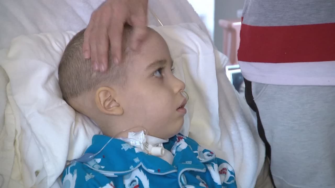 Jhan Lucas, el niño cubano de 6 años que llegó a Miami con una visa humanitaria a operarse un tumor maligno en el cerebro, recibió el jueves esperanzas de alguien que sufrió de lo mismo que él, y hoy está completamente recuperado.