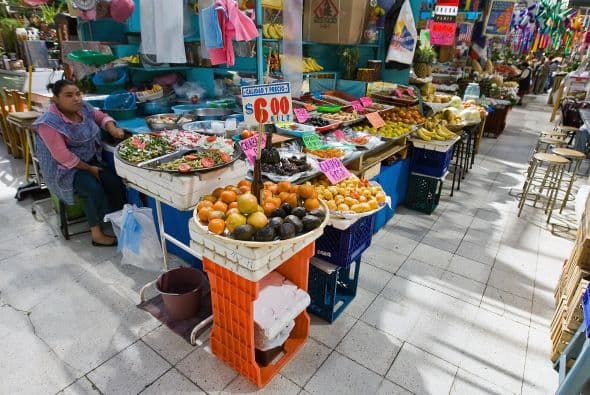La superstición de los mexicanos se satisface en los puestos de los mercados, donde los habitantes encuentran todo tipo de objetos para atraer la buena suerte y alejar la mala.