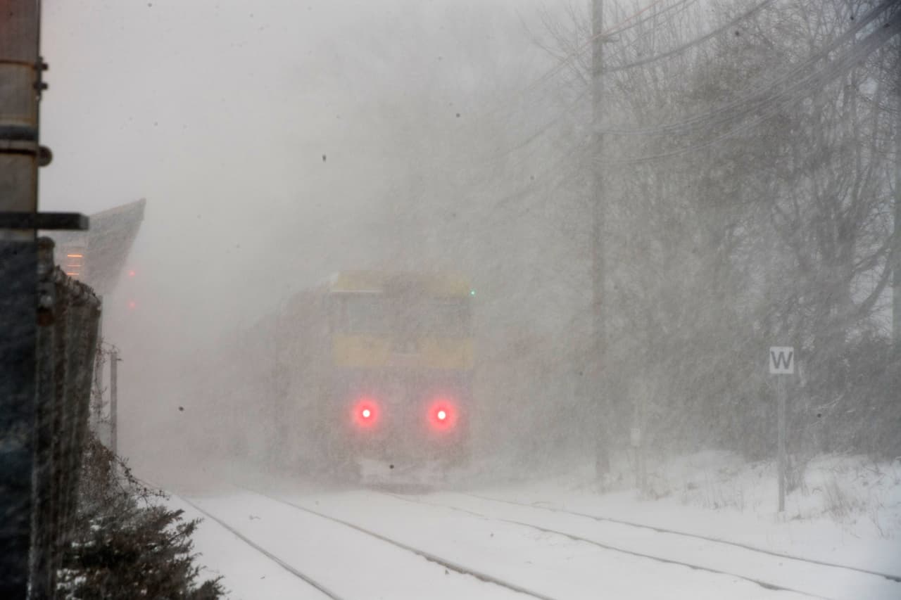 Un tren del ferrocarril de Long Island llegando a la estación de Patchogue, Nueva York.