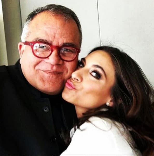 Ana Brenda posando con Armando Correa, el director de la publicación.