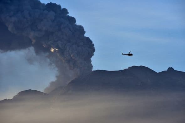 La gruesa columna de material piroclástico fue arrastrada por el viento hacia la provincia de Bariloche, en Argentina.