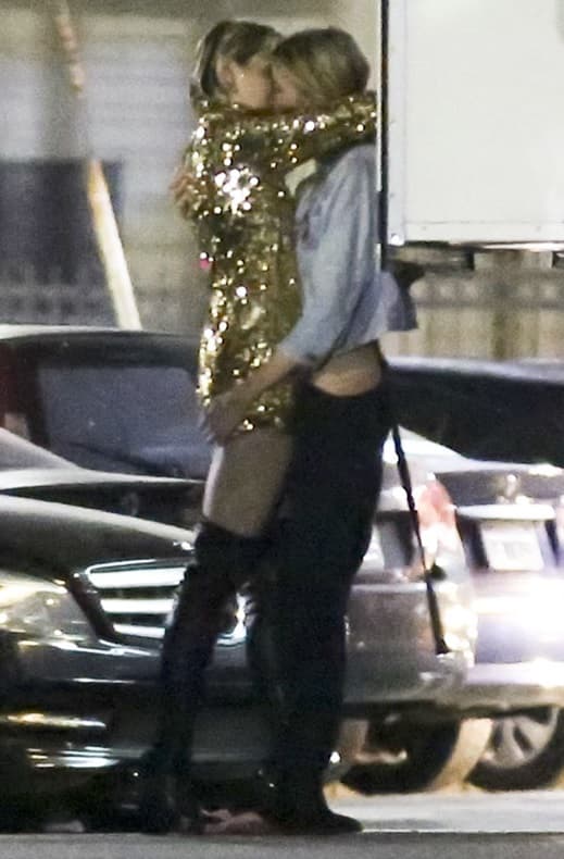 Miley Cyrus está viviendo su 'amor de verano', ahora junto a la guapa modelo Stella Maxwell, con quien se dio un beso apasionado.