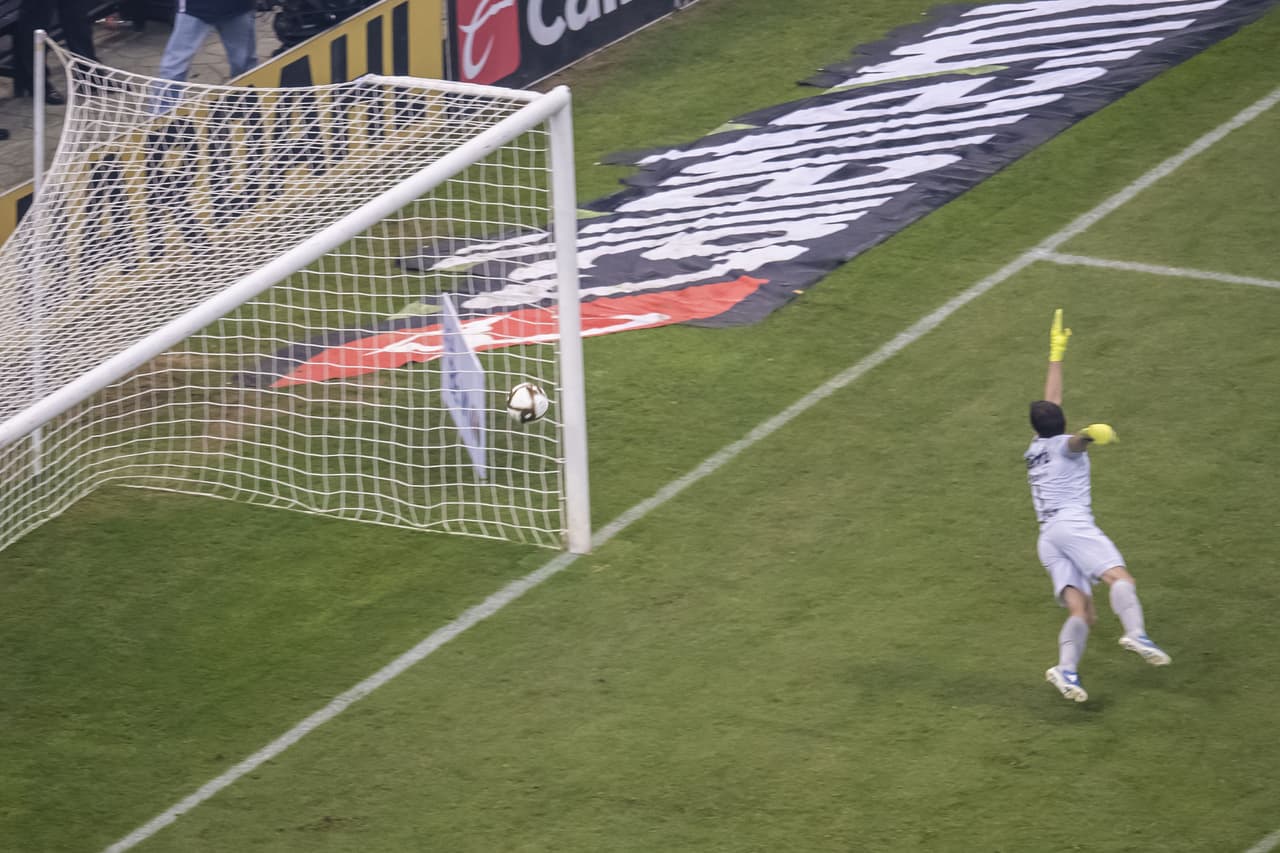 Su disparo pegó en el poste antes de irse al fondo de la red
