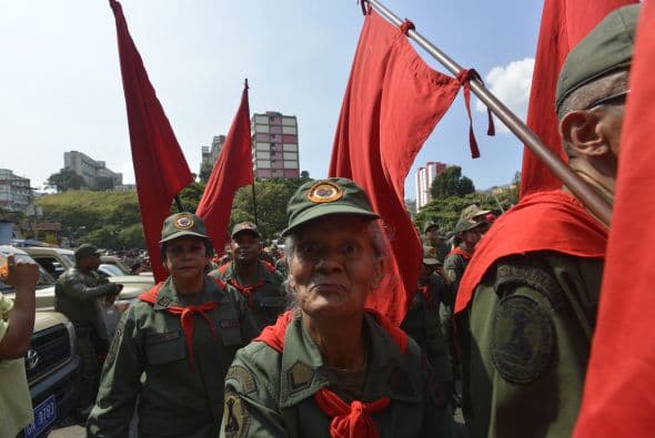 Simpatizantes del presidente de Venezuela, Hugo Chávez, salieron a las calles de Caracas para celebrar los 55 años de la democracia en el país y apoyar al líder de la revolución bolivariana, que se recupera en Cuba de una operación a la que se sometió hace mes y medio.