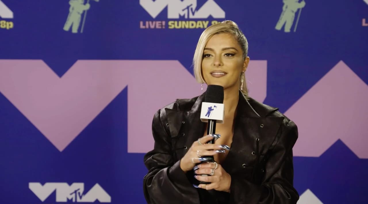 <b>Bebe Rexha</b> uso esta pieza estilo chaqueta. 
<br>
