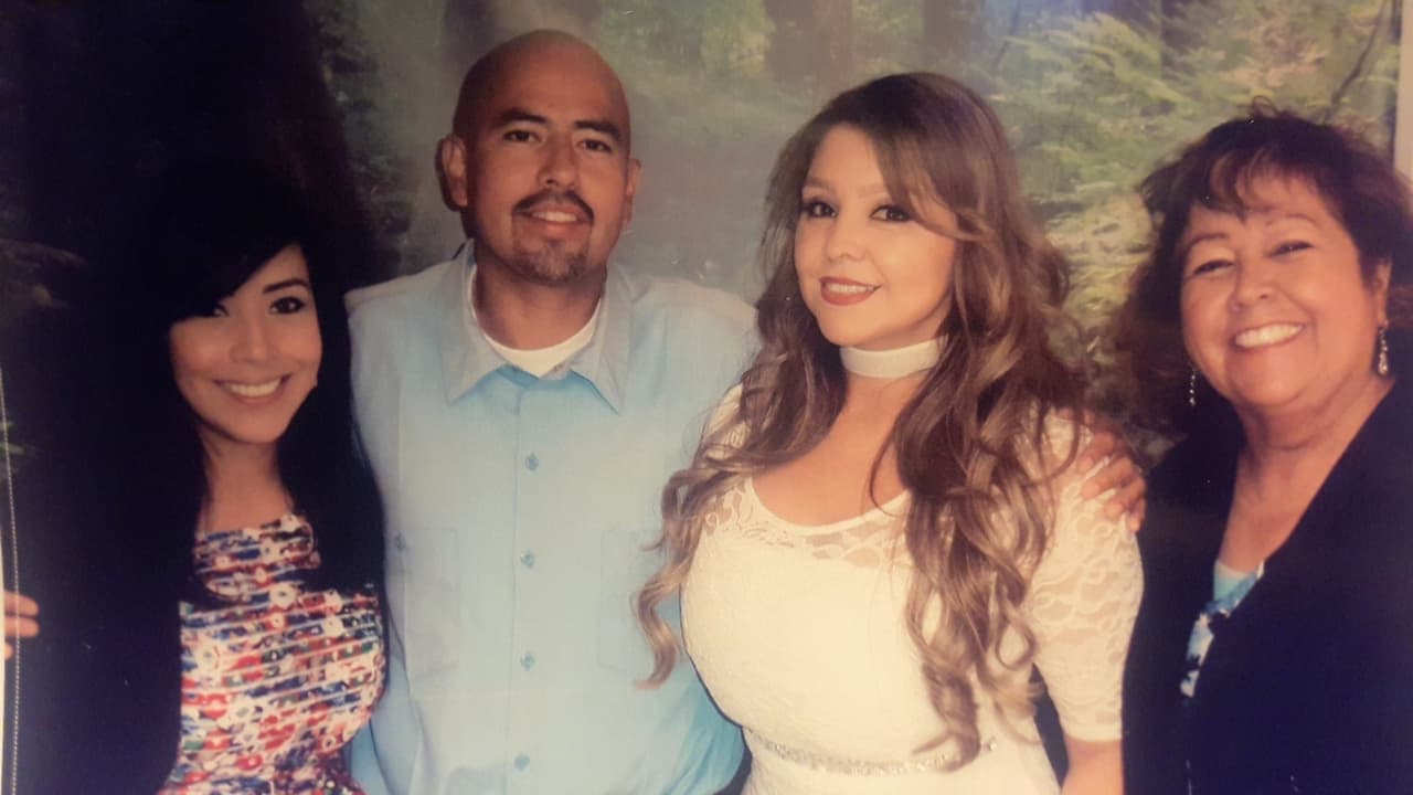 David Díaz posa al lado de su esposa Lidia Pérez, su madre Yolanda Díaz y su hermana Darlene. La foto se tomó en la cárcel Pleasant Valley, en Fresno, después de su boda con Lidia el 28 de abril de 2018.