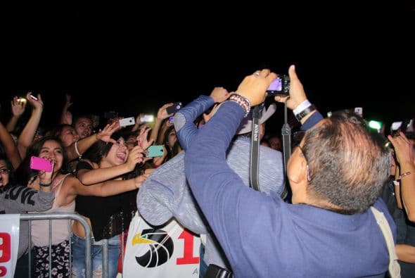 El Dasa revolucionó Phoenix con su voz y carisma, enloqueciendo a miles de fans que los esperaban ansiosas. El chulo causó furor con sus movimientos sexy y desafió seguridad para acercarse y bailar con sus consentidas.