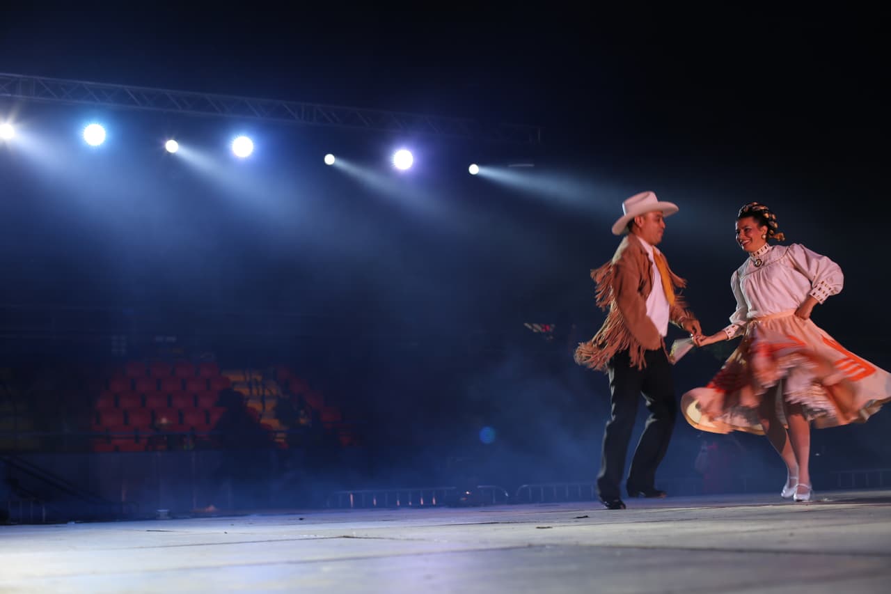 Decenas de asistentes disfrutaron del talento de artistas hispanos en el “Festival de Mayo” en la capital de Texas.