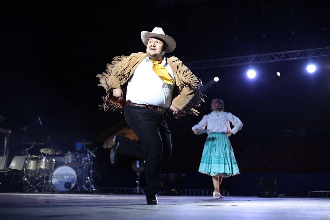 Decenas de asistentes disfrutaron del talento de artistas hispanos en el “Festival de Mayo” en la capital de Texas.