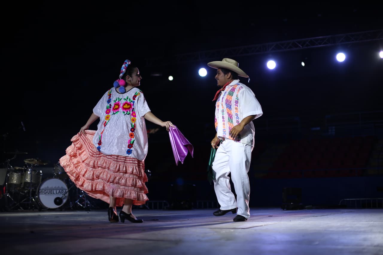 Decenas de asistentes disfrutaron del talento de artistas hispanos en el “Festival de Mayo” en la capital de Texas.