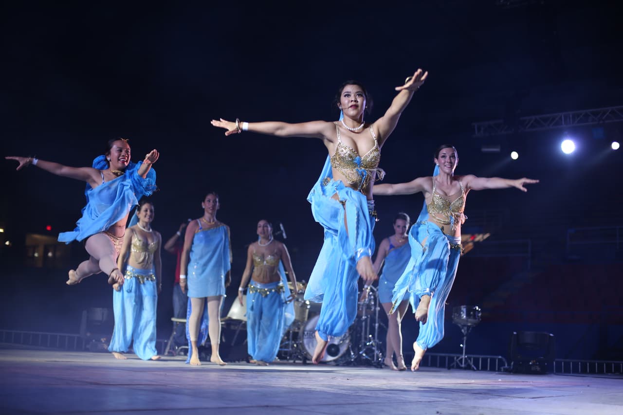 Decenas de asistentes disfrutaron del talento de artistas hispanos en el “Festival de Mayo” en la capital de Texas.