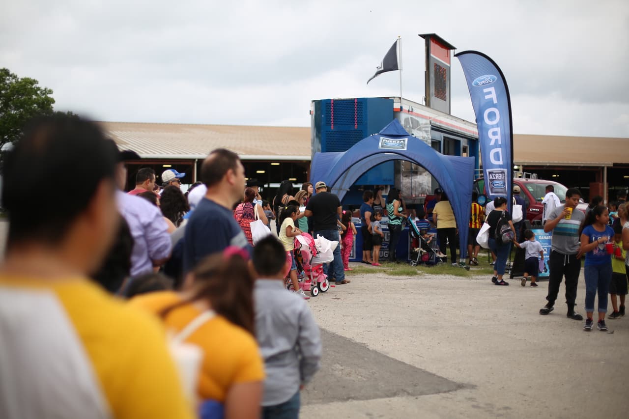 Decenas de asistentes disfrutaron del talento de artistas hispanos en el “Festival de Mayo” en la capital de Texas.