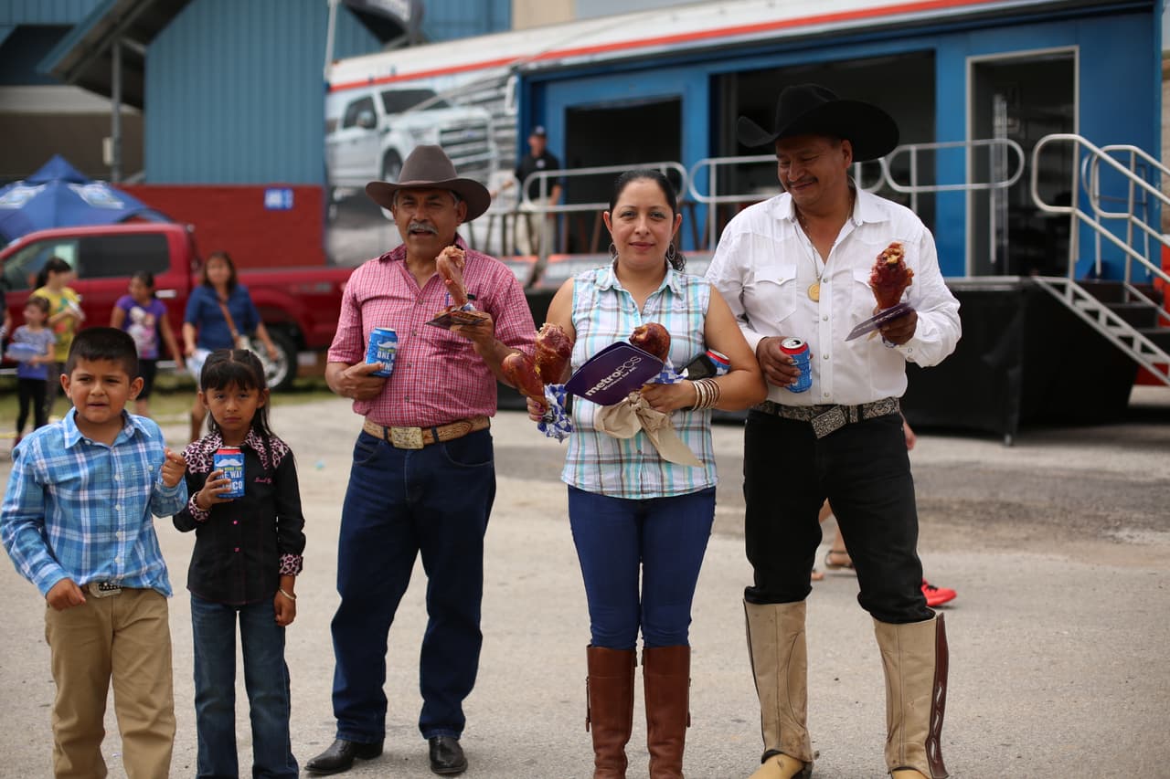 Decenas de asistentes disfrutaron del talento de artistas hispanos en el “Festival de Mayo” en la capital de Texas.